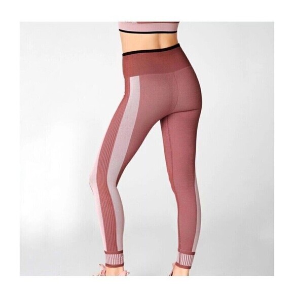 Fabletics Leggings Women’s Medium High Waisted Seamless Colorblock Pink Ribbed - Picture 3 of 16